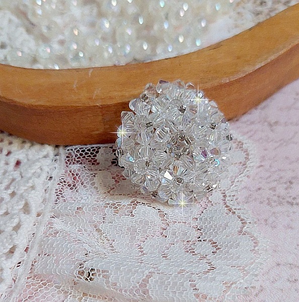 Flockring med facetter och snurrande toppar i Swarovski-kristall