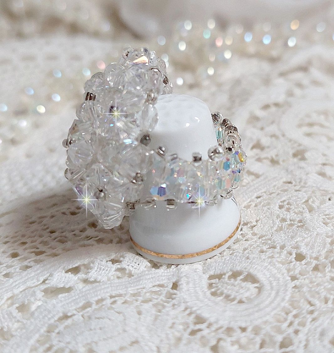 Flockring med facetter och snurrande toppar i Swarovski-kristall