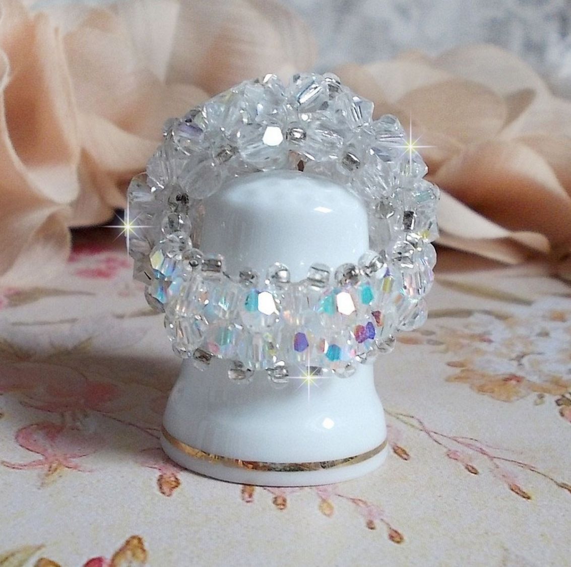 Flockring med facetter och snurrande toppar i Swarovski-kristall