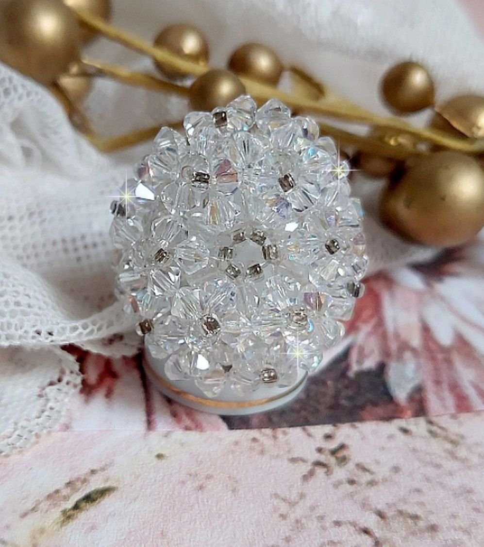 Flockring med facetter och snurrande toppar i Swarovski-kristall