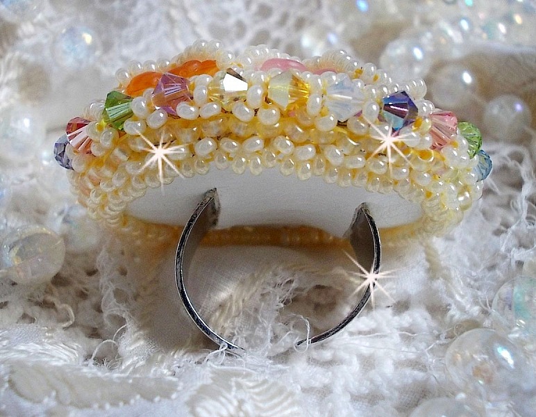 Bague Garden Flowers brod&eacute;e avec des cristaux de Swarovski, des fleurs Lucite et des rocailles