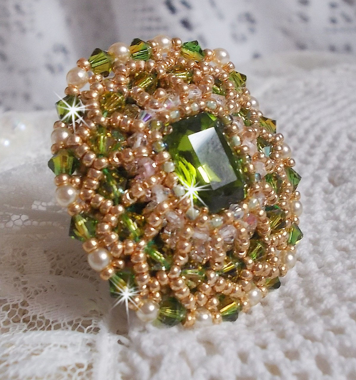 Garden Party ring broderad med en 1960 års bohemisk kristallcabochon, Swarovskikristaller, pärlpärlor och fröpärlor. 
