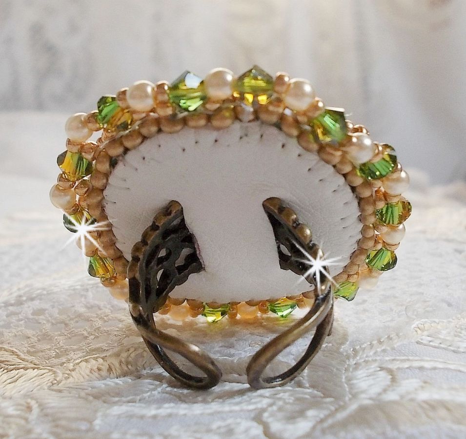 Garden Party ring broderad med en 1960 års bohemisk kristallcabochon, Swarovskikristaller, pärlpärlor och fröpärlor. 
