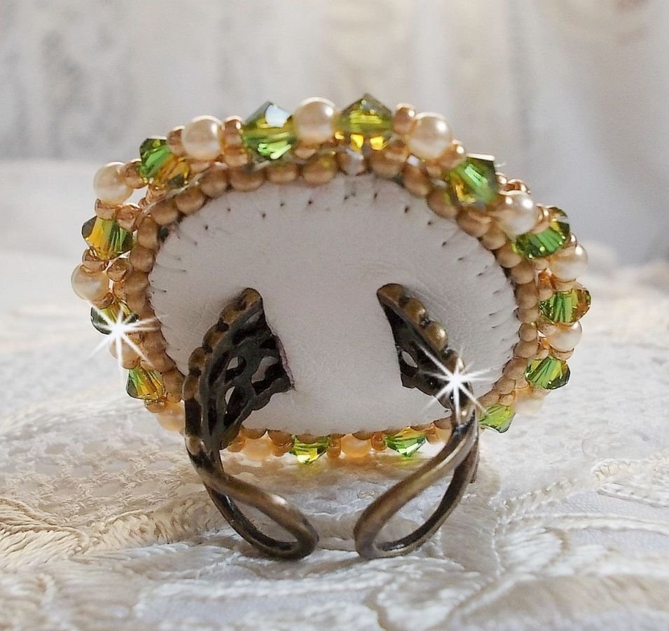Garden Party ring broderad med en 1960 års bohemisk kristallcabochon, Swarovskikristaller, pärlpärlor och fröpärlor. 