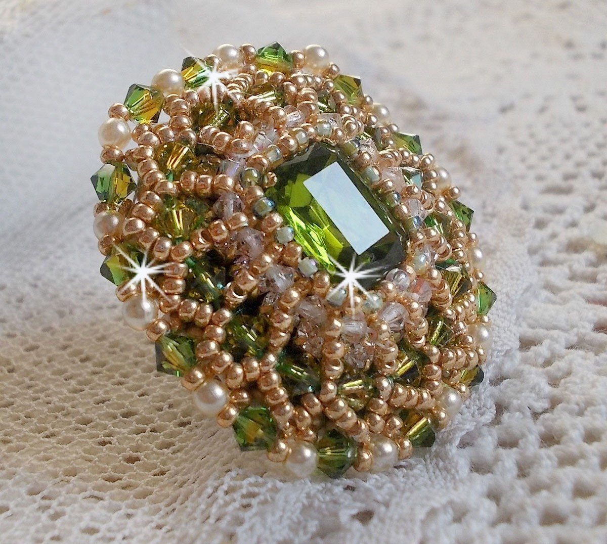 Garden Party ring broderad med en 1960 års bohemisk kristallcabochon, Swarovskikristaller, pärlpärlor och fröpärlor. 
