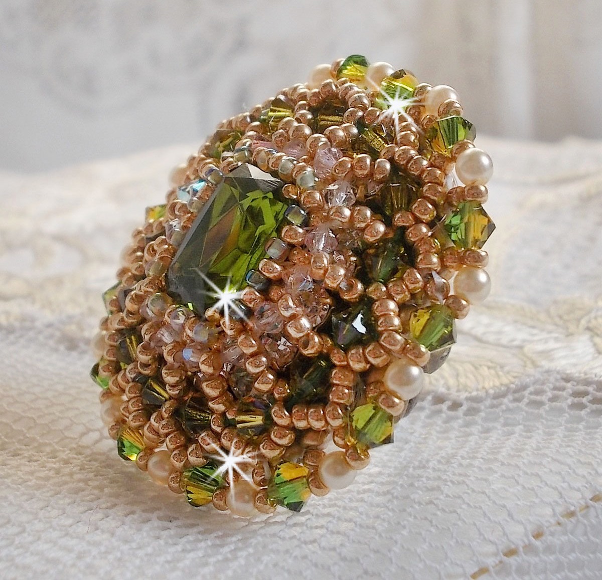 Garden Party ring broderad med en 1960 års bohemisk kristallcabochon, Swarovskikristaller, pärlpärlor och fröpärlor. 