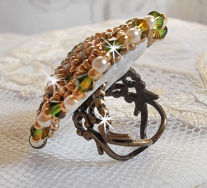 Garden Party ring broderad med en 1960 &aring;rs bohemisk kristallcabochon, Swarovskikristaller, p&auml;rlp&auml;rlor och fr&ouml;p&auml;rlor. 