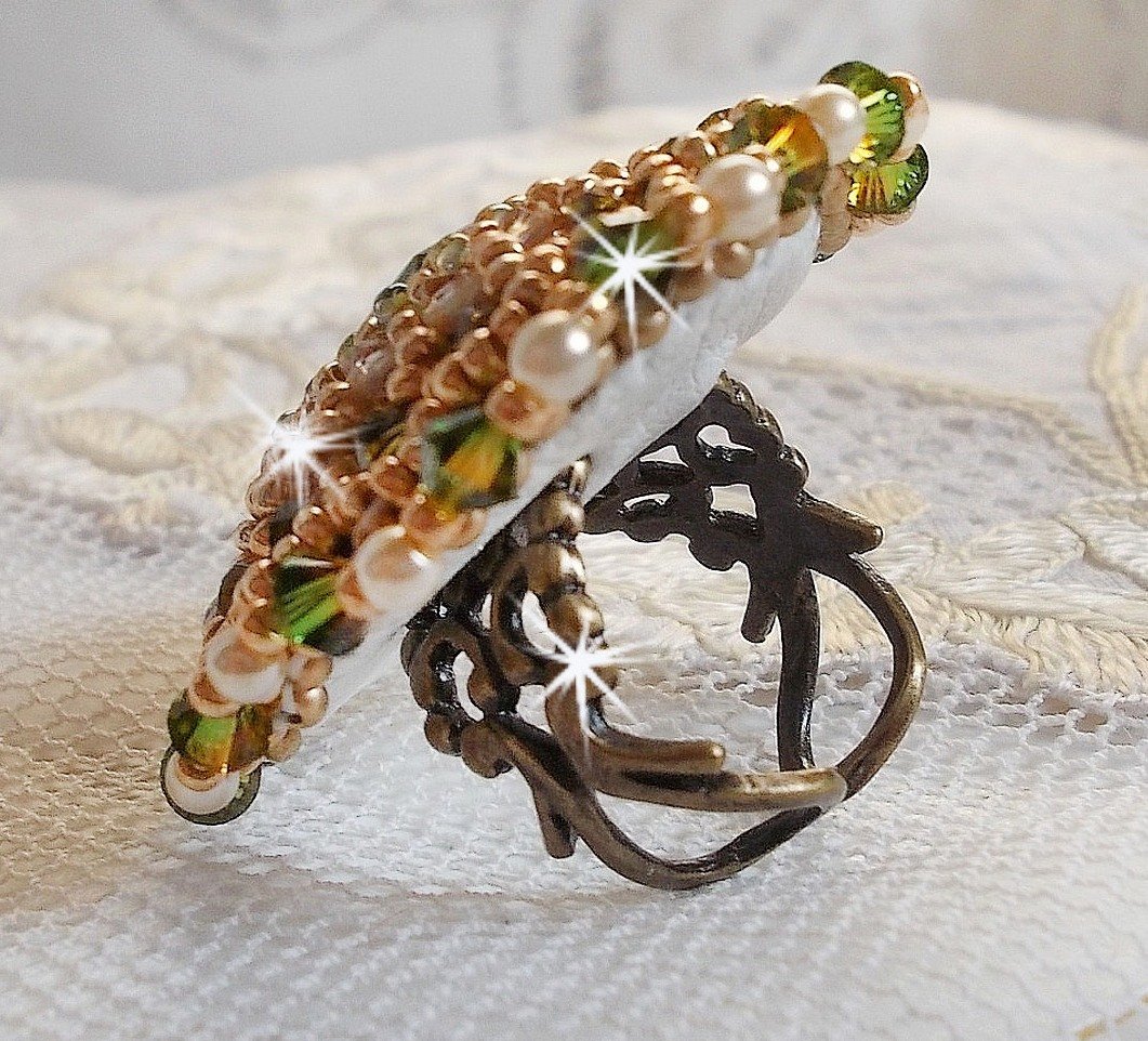 Garden Party ring broderad med en 1960 års bohemisk kristallcabochon, Swarovskikristaller, pärlpärlor och fröpärlor. 