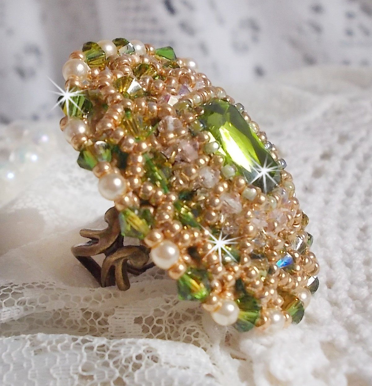 Garden Party ring broderad med en 1960 års bohemisk kristallcabochon, Swarovskikristaller, pärlpärlor och fröpärlor. 
