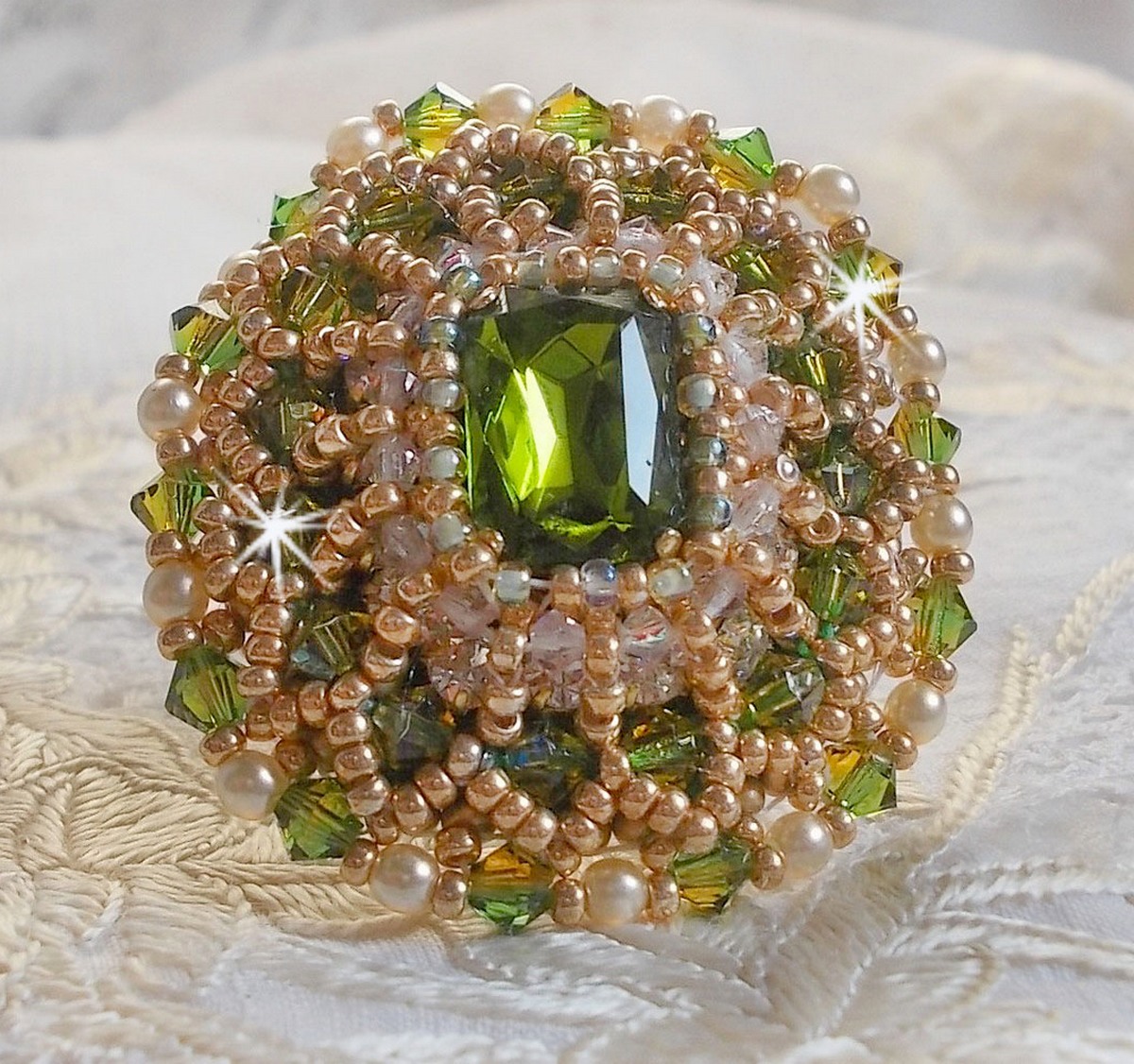 Garden Party ring broderad med en 1960 års bohemisk kristallcabochon, Swarovskikristaller, pärlpärlor och fröpärlor. 