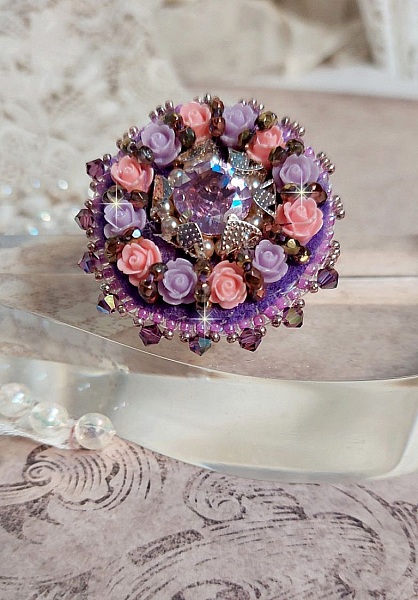 Glace Purple Ring broderad med Swarovski-kristaller och rosor i harts