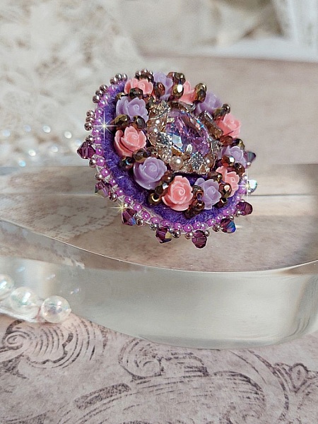 Glace Purple Ring broderad med Swarovski-kristaller och rosor i harts