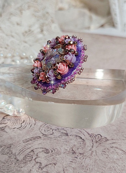 Glace Purple Ring broderad med Swarovski-kristaller och rosor i harts