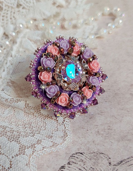 Glace Purple Ring broderad med Swarovski-kristaller och rosor i harts
