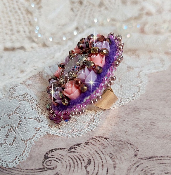 Glace Purple Ring broderad med Swarovski-kristaller och rosor i harts