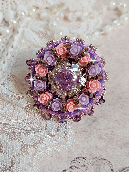 Glace Purple Ring broderad med Swarovski-kristaller och rosor i harts