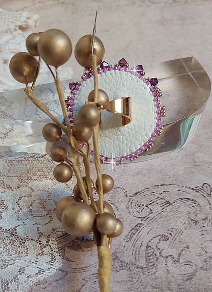 Glace Purple Ring broderad med Swarovski-kristaller och rosor i harts