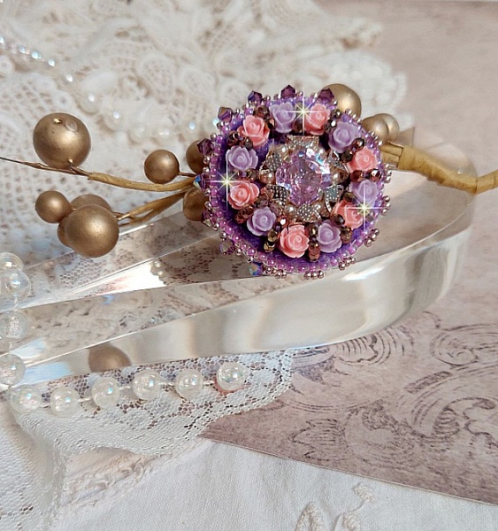Glace Purple Ring broderad med Swarovski-kristaller och rosor i harts