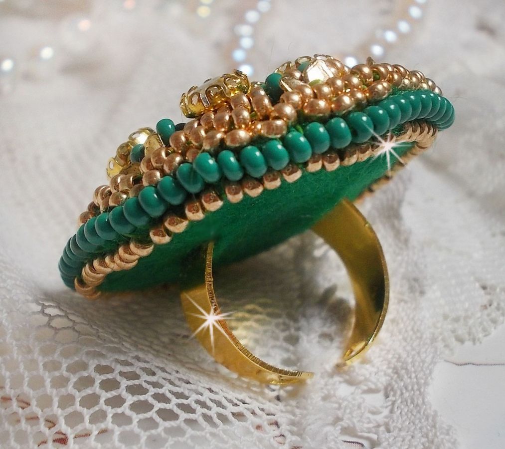 Grön Iris ring broderad med en Mirror cabochon med Swarovski crystal chatons