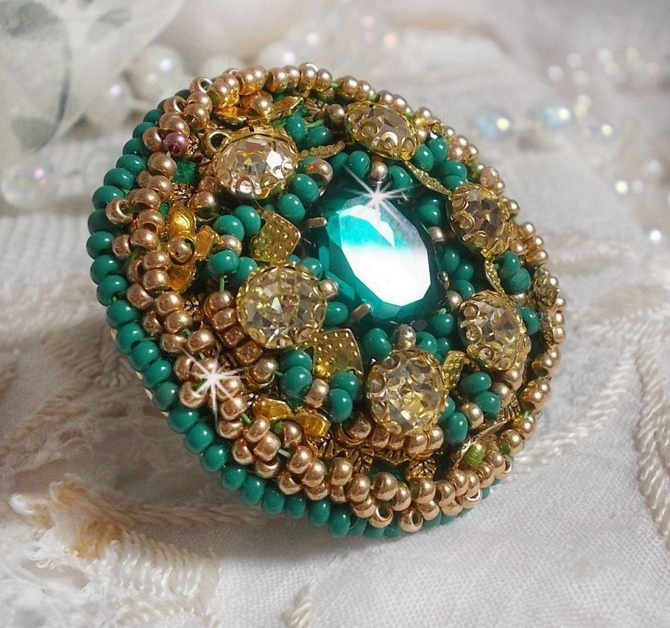 Grön Iris ring broderad med en Mirror cabochon med Swarovski crystal chatons