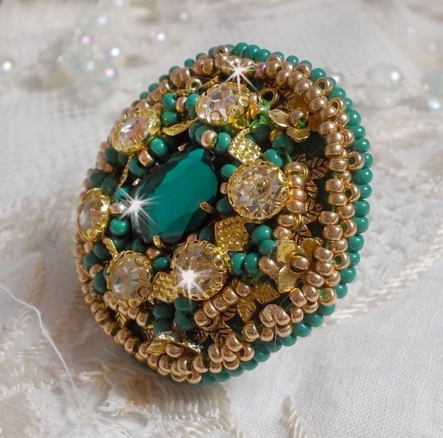 Grön Iris ring broderad med en Mirror cabochon med Swarovski crystal chatons