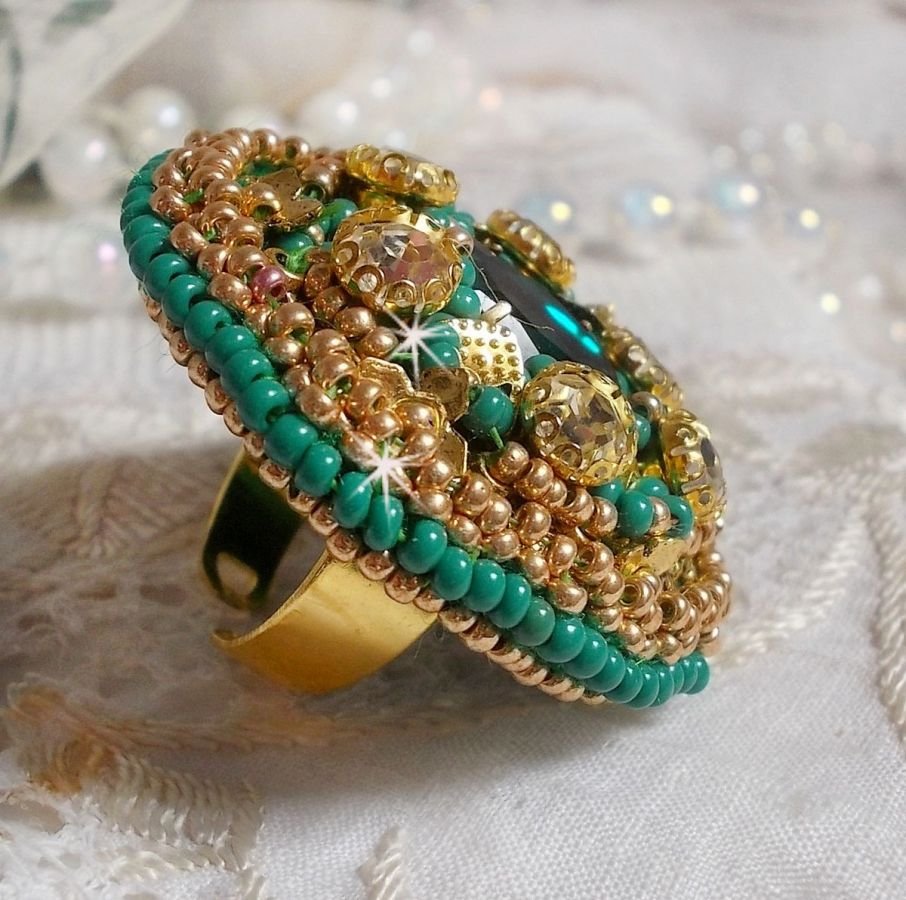 Grön Iris ring broderad med en Mirror cabochon med Swarovski crystal chatons