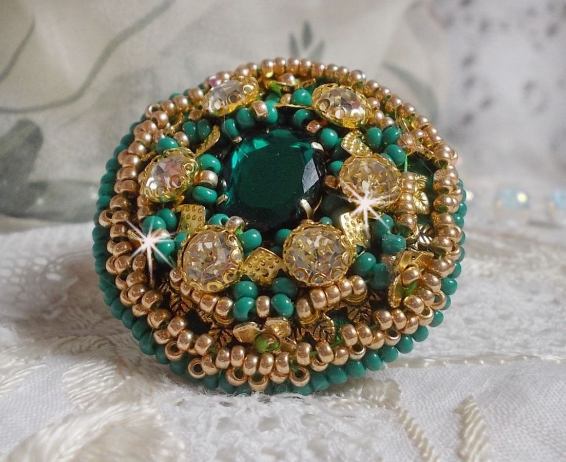 Grön Iris ring broderad med en Mirror cabochon med Swarovski crystal chatons
