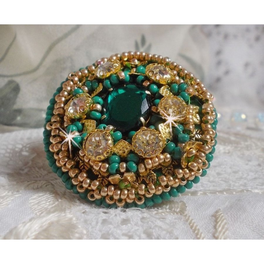 Grön Iris ring broderad med en Mirror cabochon med Swarovski crystal chatons