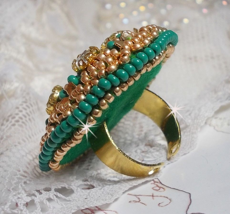 Grön Iris ring broderad med en Mirror cabochon med Swarovski crystal chatons