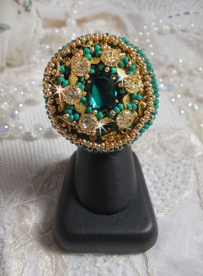 Grön Iris ring broderad med en Mirror cabochon med Swarovski crystal chatons