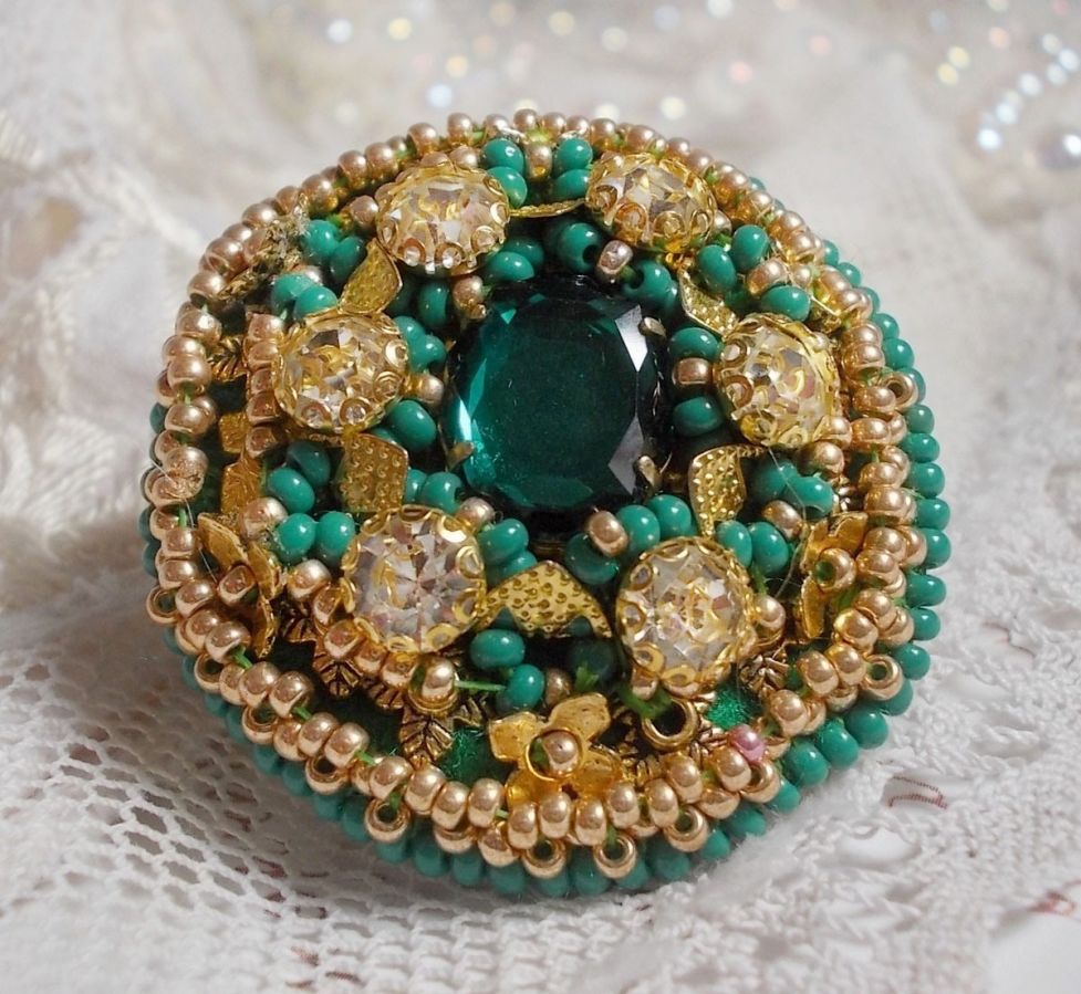 Grön Iris ring broderad med en Mirror cabochon med Swarovski crystal chatons