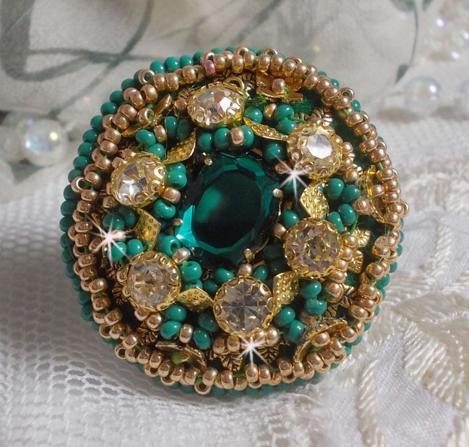 Grön Iris ring broderad med en Mirror cabochon med Swarovski crystal chatons