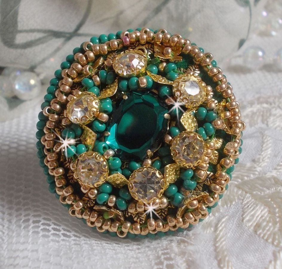 Grön Iris ring broderad med en Mirror cabochon med Swarovski crystal chatons