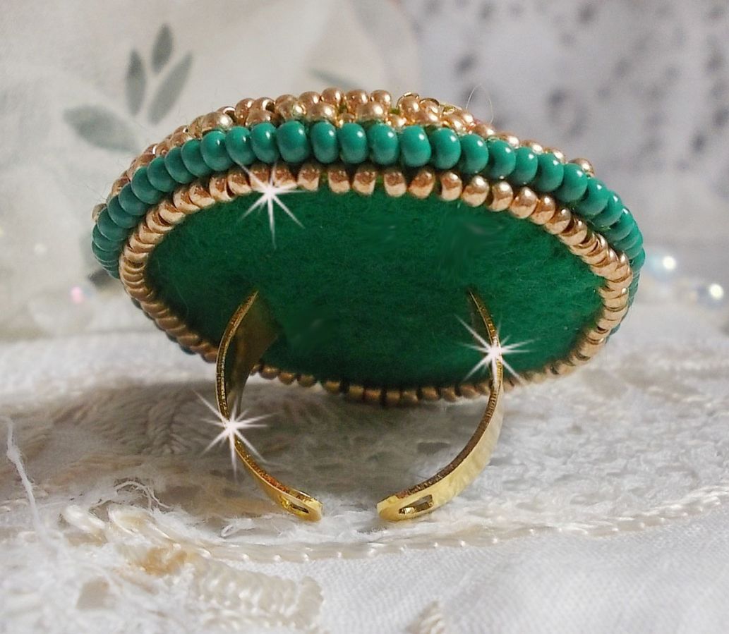Grön Iris ring broderad med en Mirror cabochon med Swarovski crystal chatons