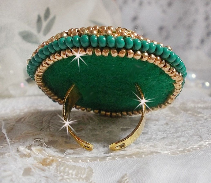 Gr&ouml;n Iris ring broderad med en Mirror cabochon med Swarovski crystal chatons