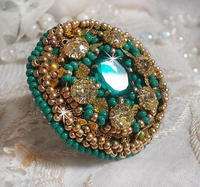 Gr&ouml;n Iris ring broderad med en Mirror cabochon med Swarovski crystal chatons