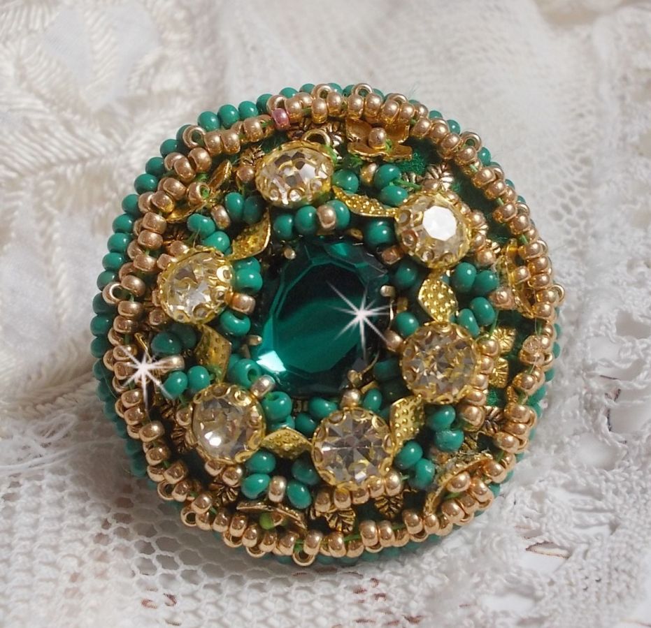 Grön Iris ring broderad med en Mirror cabochon med Swarovski crystal chatons