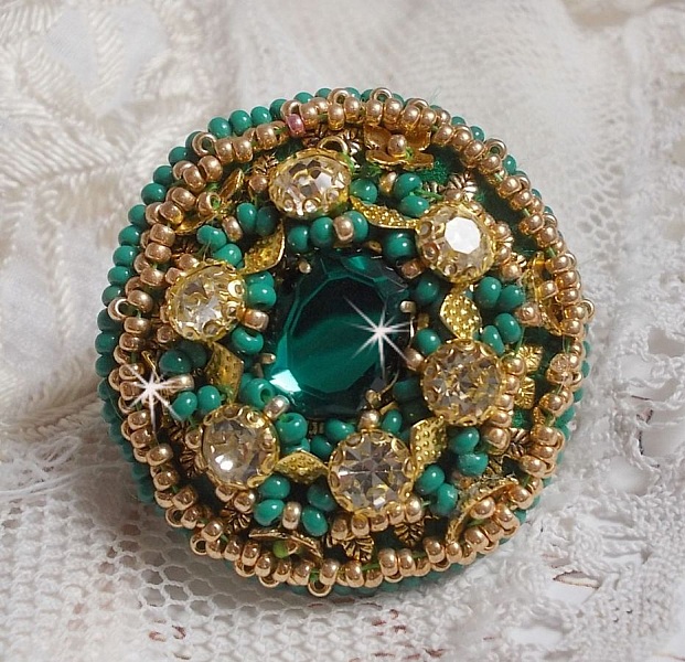 Gr&ouml;n Iris ring broderad med en Mirror cabochon med Swarovski crystal chatons
