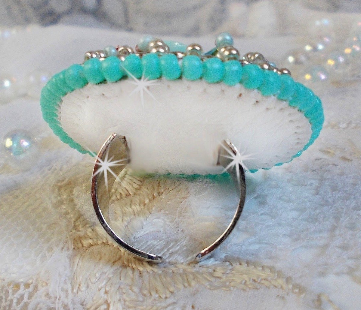 Blue Flowers Haute-Couture-ring broderad med en ros i harts och Swarovski-kristaller 