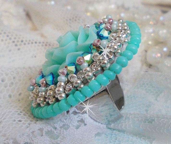 Blue Flowers Haute-Couture-ring broderad med en ros i harts och Swarovski-kristaller 