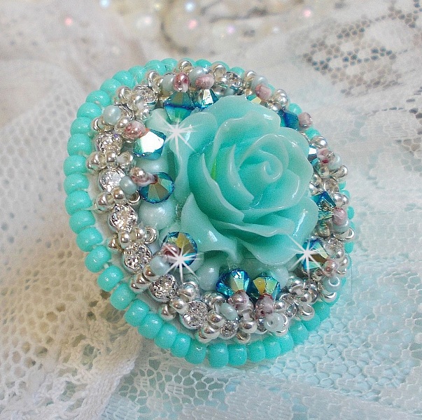 Blue Flowers Haute-Couture-ring broderad med en ros i harts och Swarovski-kristaller 