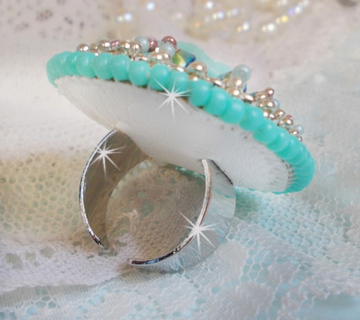 Blue Flowers Haute-Couture-ring broderad med en ros i harts och Swarovski-kristaller 