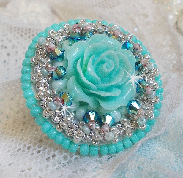 Blue Flowers Haute-Couture-ring broderad med en ros i harts och Swarovski-kristaller 
