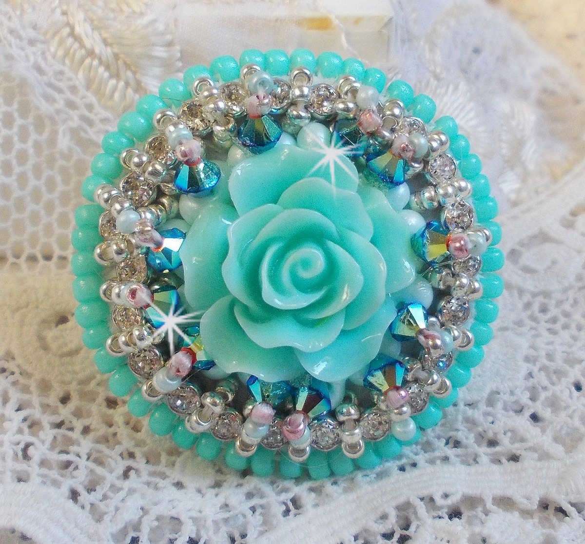 Blue Flowers Haute-Couture-ring broderad med en ros i harts och Swarovski-kristaller 
