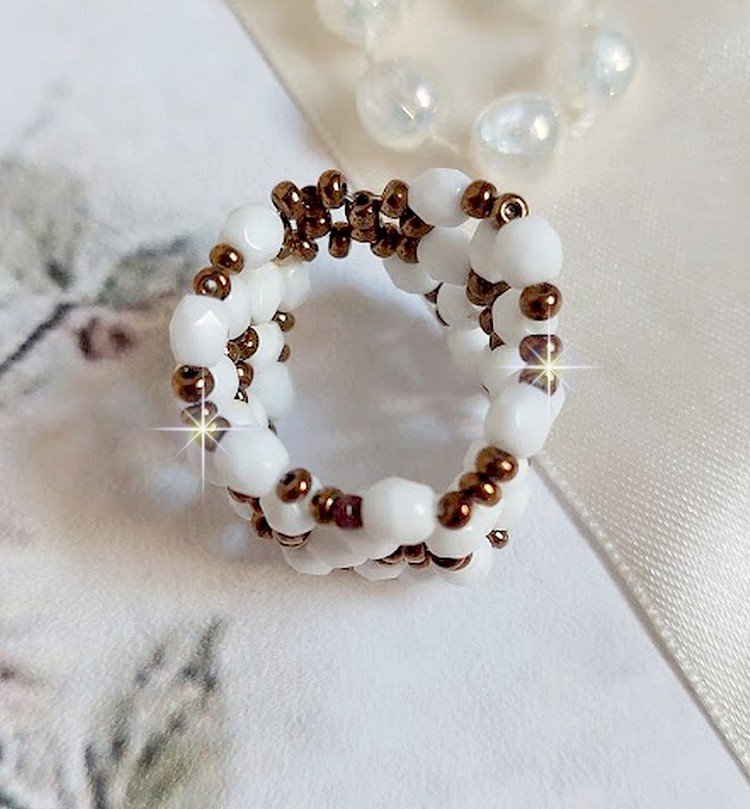 Horisontring med vita opalfacetter i bohemiskt glas