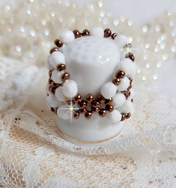 Horisontring med vita opalfacetter i bohemiskt glas