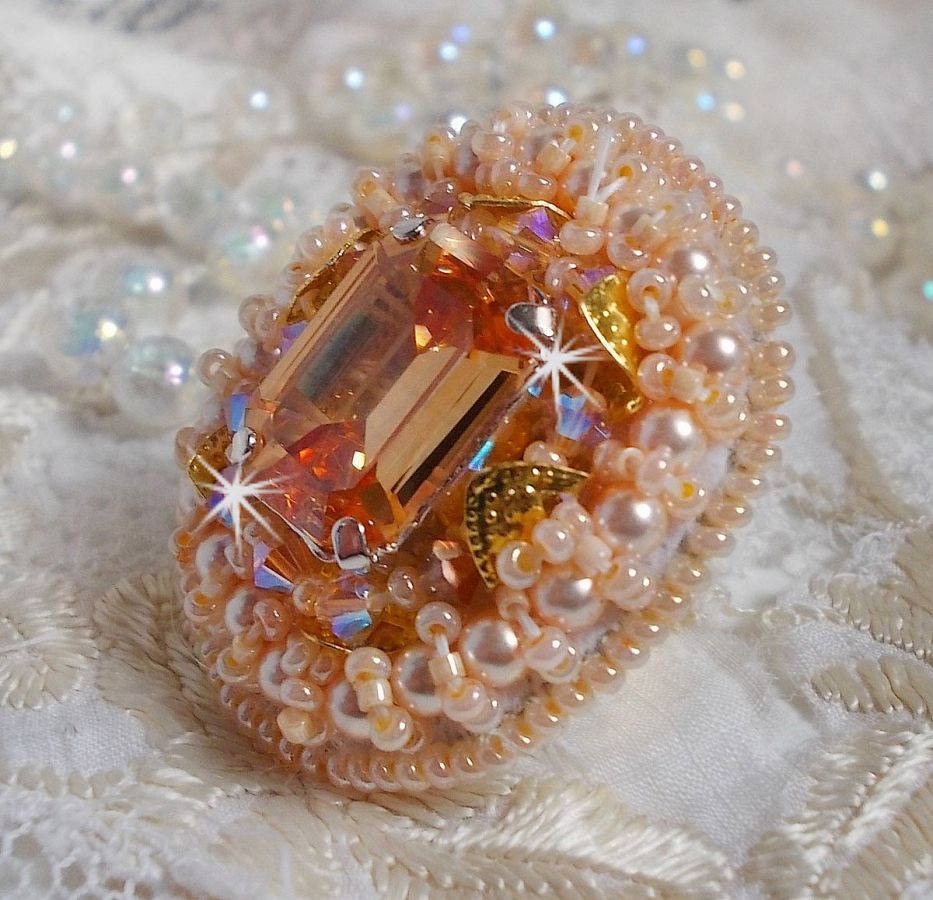Idylle Beauty ring broderad med Swarovski-kristaller, cabochon och pärlor