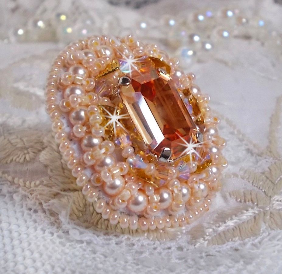 Idylle Beauty ring broderad med Swarovski-kristaller, cabochon och pärlor