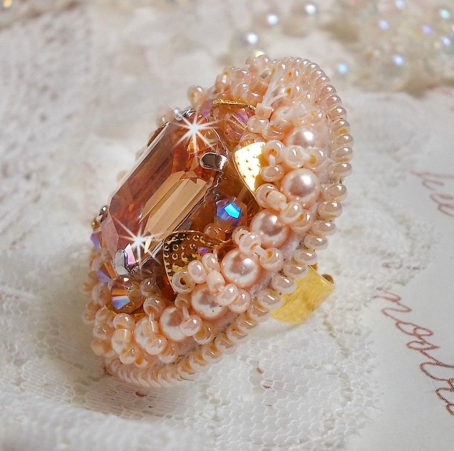 Idylle Beauty ring broderad med Swarovski-kristaller, cabochon och pärlor