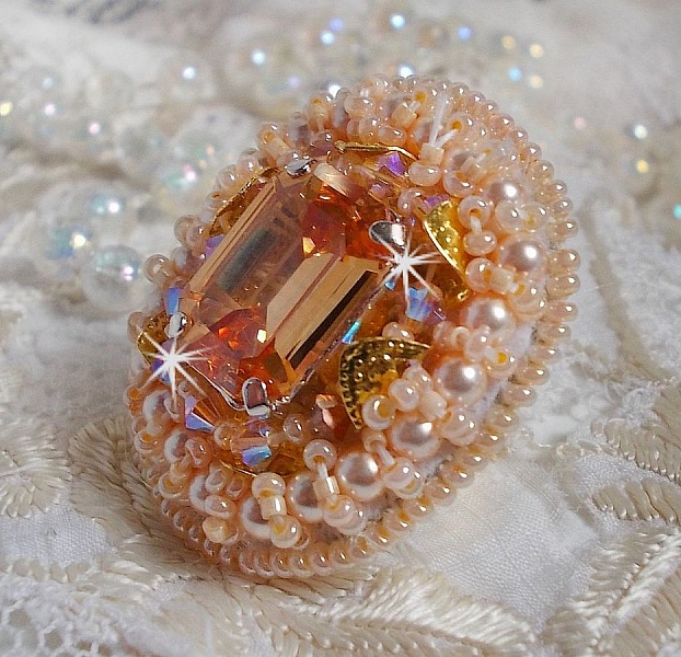 Idylle Beauty ring broderad med Swarovski-kristaller, cabochon och p&auml;rlor